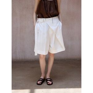 Trendy tailored five-pocket Bermuda length with a relaxed straight.